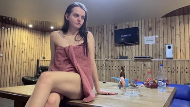 Тёлочке так не хочется покидать сауну, что она готова даже дать себя, голую, выебать